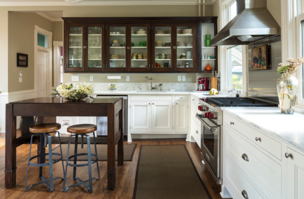 Dapur dengan lemari dapur kaca yang transparan